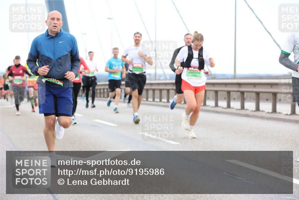 03.10.2025 - Köhlbrandbrückenlauf Lena Gebhardt http://msf.ph/oto/9195986 03.10.2025 15:24:21 Position 1  meine-sportfotos.de