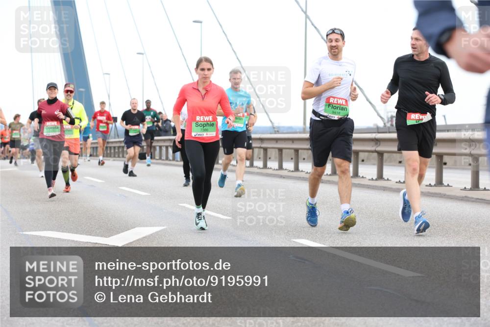 03.10.2025 - Köhlbrandbrückenlauf Lena Gebhardt http://msf.ph/oto/9195991 03.10.2025 15:24:24 Position 1 7386, 9416 meine-sportfotos.de