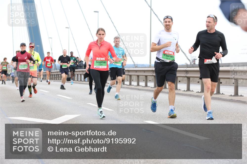 03.10.2025 - Köhlbrandbrückenlauf Lena Gebhardt http://msf.ph/oto/9195992 03.10.2025 15:24:24 Position 1 231, 7386, 9416 meine-sportfotos.de
