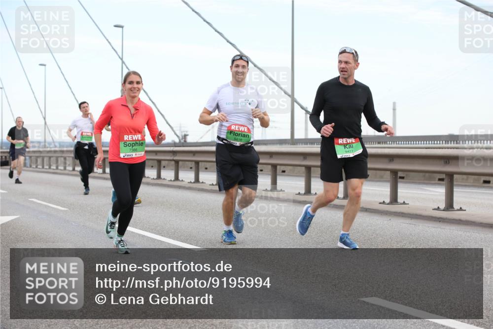 03.10.2025 - Köhlbrandbrückenlauf Lena Gebhardt http://msf.ph/oto/9195994 03.10.2025 15:24:25 Position 1 7386, 9416, 9417 meine-sportfotos.de