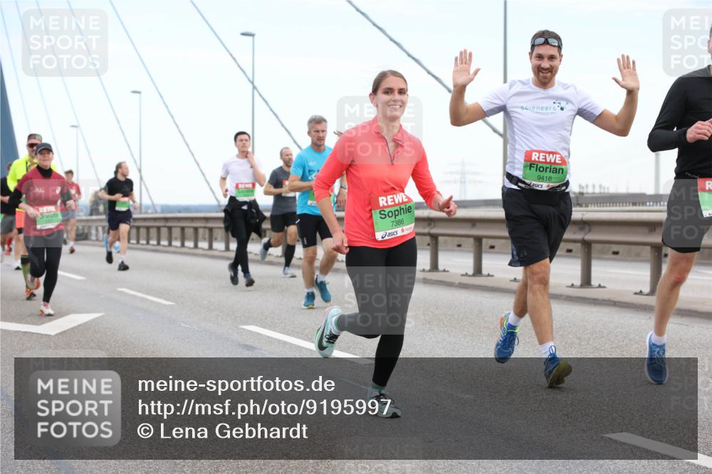 03.10.2025 - Köhlbrandbrückenlauf Lena Gebhardt http://msf.ph/oto/9195997 03.10.2025 15:24:26 Position 1 7386, 9416 meine-sportfotos.de