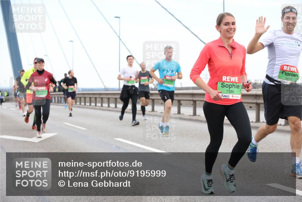 03.10.2025 - Köhlbrandbrückenlauf Lena Gebhardt http://msf.ph/oto/9195999 03.10.2025 15:24:26 Position 1 7386, 9416 meine-sportfotos.de