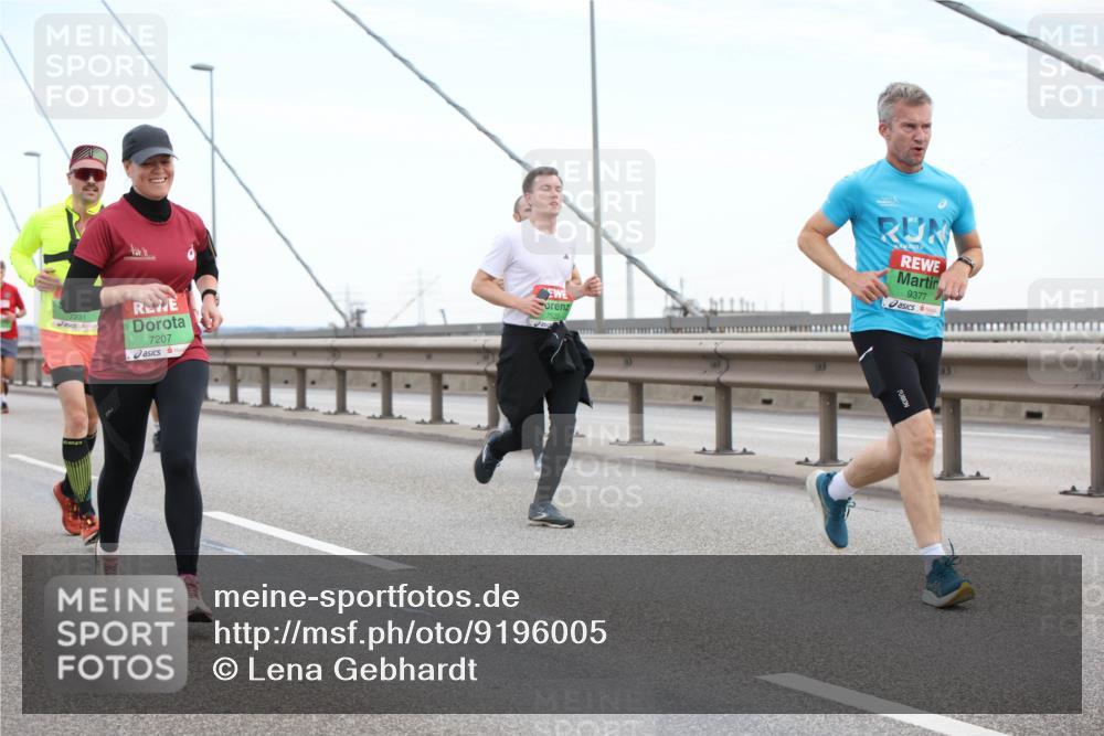 03.10.2025 - Köhlbrandbrückenlauf Lena Gebhardt http://msf.ph/oto/9196005 03.10.2025 15:24:28 Position 1 7231, 7207, 9377 meine-sportfotos.de