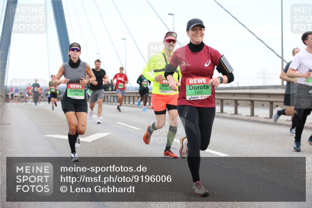 03.10.2025 - Köhlbrandbrückenlauf Lena Gebhardt http://msf.ph/oto/9196006 03.10.2025 15:24:28 Position 1 7308, 1964, 7231, 7207 meine-sportfotos.de