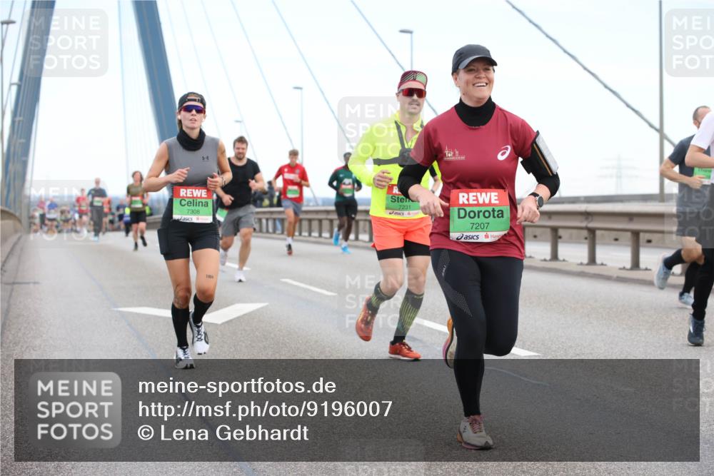 03.10.2025 - Köhlbrandbrückenlauf Lena Gebhardt http://msf.ph/oto/9196007 03.10.2025 15:24:28 Position 1 7308, 7231, 7207 meine-sportfotos.de