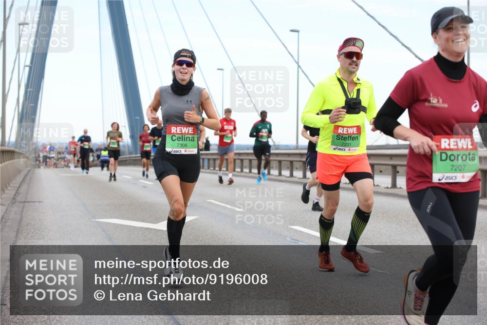 03.10.2025 - Köhlbrandbrückenlauf Lena Gebhardt http://msf.ph/oto/9196008 03.10.2025 15:24:29 Position 1 7308, 7231, 7207 meine-sportfotos.de
