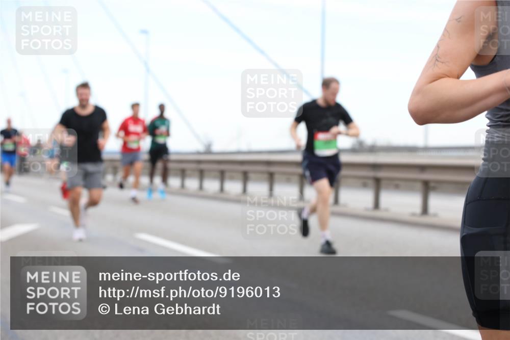 03.10.2025 - Köhlbrandbrückenlauf Lena Gebhardt http://msf.ph/oto/9196013 03.10.2025 15:24:30 Position 1  meine-sportfotos.de