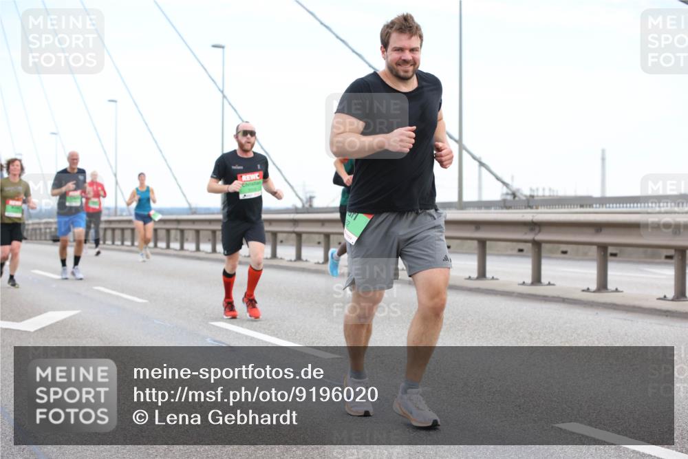 03.10.2025 - Köhlbrandbrückenlauf Lena Gebhardt http://msf.ph/oto/9196020 03.10.2025 15:24:32 Position 1  meine-sportfotos.de
