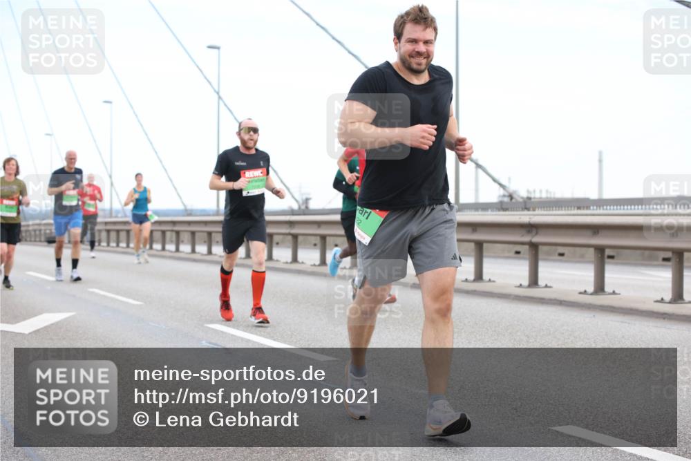 03.10.2025 - Köhlbrandbrückenlauf Lena Gebhardt http://msf.ph/oto/9196021 03.10.2025 15:24:32 Position 1 22 meine-sportfotos.de