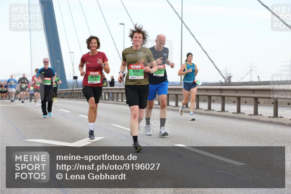 03.10.2025 - Köhlbrandbrückenlauf Lena Gebhardt http://msf.ph/oto/9196027 03.10.2025 15:24:34 Position 1 7057, 7213, 7151 meine-sportfotos.de