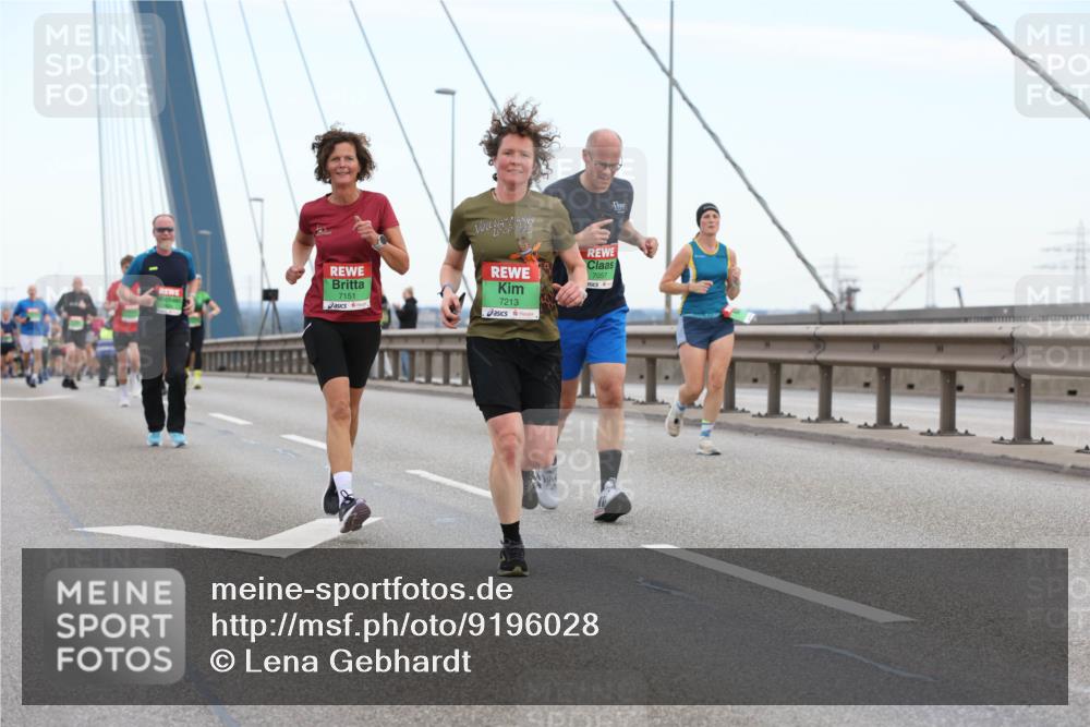 03.10.2025 - Köhlbrandbrückenlauf Lena Gebhardt http://msf.ph/oto/9196028 03.10.2025 15:24:34 Position 1 7057, 7151, 7213 meine-sportfotos.de