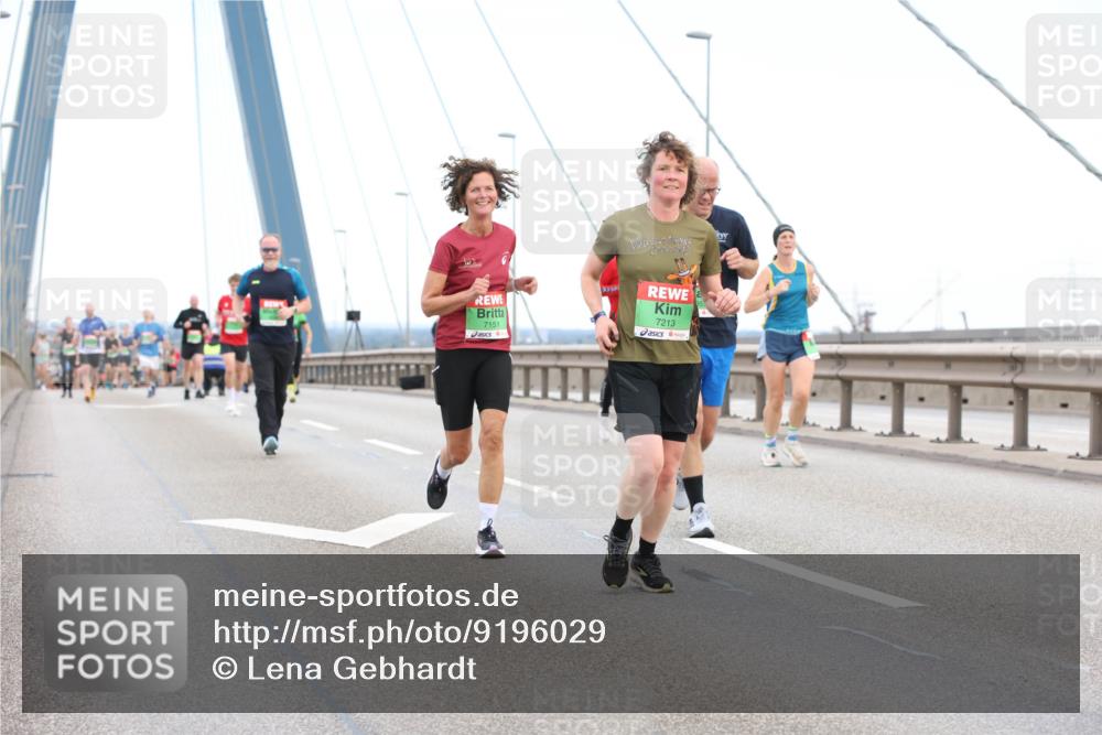 03.10.2025 - Köhlbrandbrückenlauf Lena Gebhardt http://msf.ph/oto/9196029 03.10.2025 15:24:35 Position 1 7151, 7213 meine-sportfotos.de