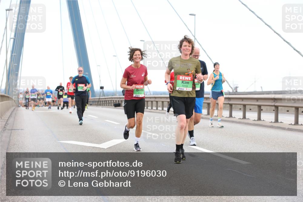 03.10.2025 - Köhlbrandbrückenlauf Lena Gebhardt http://msf.ph/oto/9196030 03.10.2025 15:24:35 Position 1 7151, 7213 meine-sportfotos.de