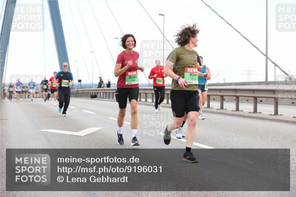03.10.2025 - Köhlbrandbrückenlauf Lena Gebhardt http://msf.ph/oto/9196031 03.10.2025 15:24:35 Position 1 201, 7151, 7213 meine-sportfotos.de