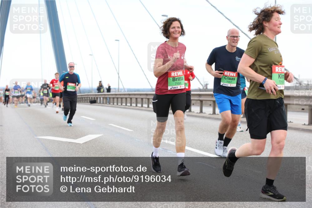 03.10.2025 - Köhlbrandbrückenlauf Lena Gebhardt http://msf.ph/oto/9196034 03.10.2025 15:24:36 Position 1 7151, 7057, 7213 meine-sportfotos.de