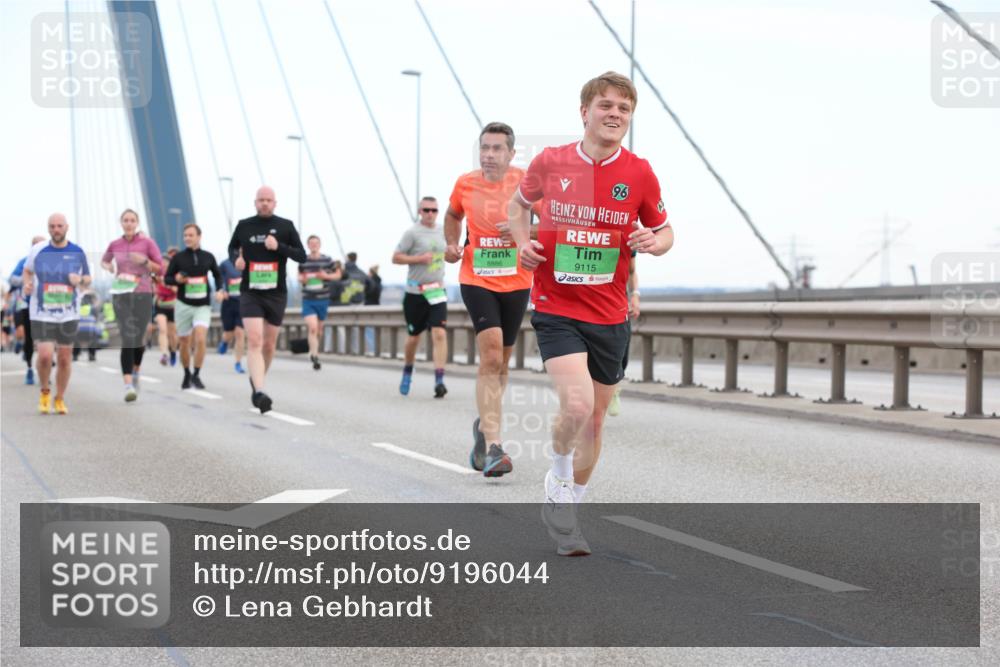 03.10.2025 - Köhlbrandbrückenlauf Lena Gebhardt http://msf.ph/oto/9196044 03.10.2025 15:24:42 Position 1 8886, 96, 9115 meine-sportfotos.de