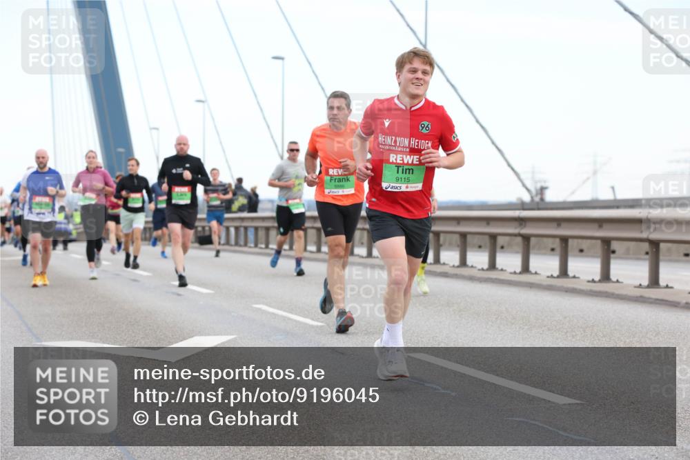 03.10.2025 - Köhlbrandbrückenlauf Lena Gebhardt http://msf.ph/oto/9196045 03.10.2025 15:24:42 Position 1 8886, 96, 9115 meine-sportfotos.de
