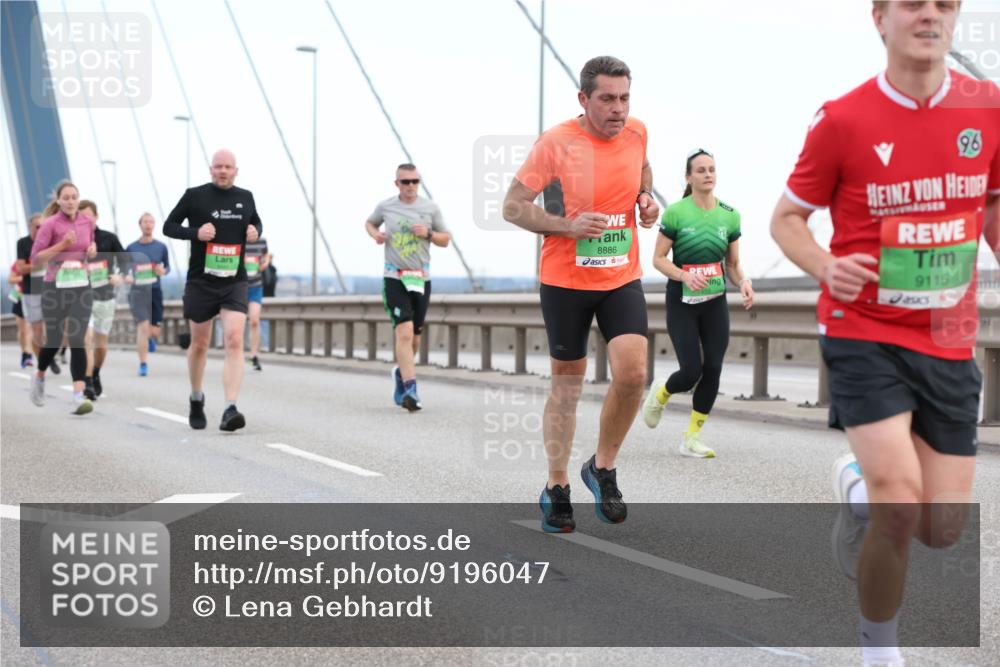 03.10.2025 - Köhlbrandbrückenlauf Lena Gebhardt http://msf.ph/oto/9196047 03.10.2025 15:24:43 Position 1 96, 9115, 8886 meine-sportfotos.de