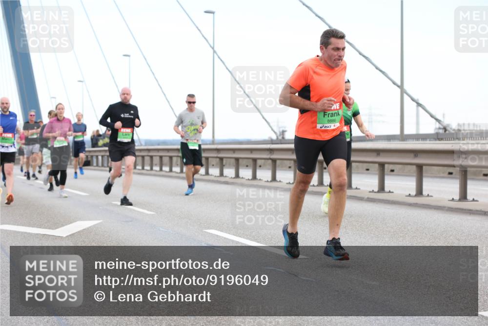 03.10.2025 - Köhlbrandbrückenlauf Lena Gebhardt http://msf.ph/oto/9196049 03.10.2025 15:24:44 Position 1 8886 meine-sportfotos.de