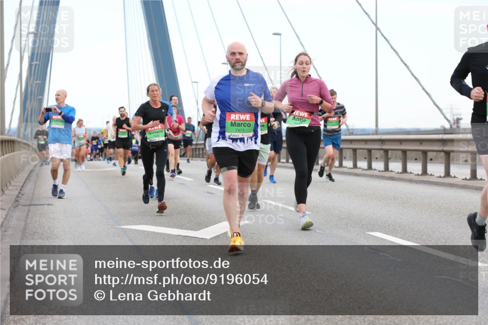 03.10.2025 - Köhlbrandbrückenlauf Lena Gebhardt http://msf.ph/oto/9196054 03.10.2025 15:24:46 Position 1 7428, 7471, 7418 meine-sportfotos.de