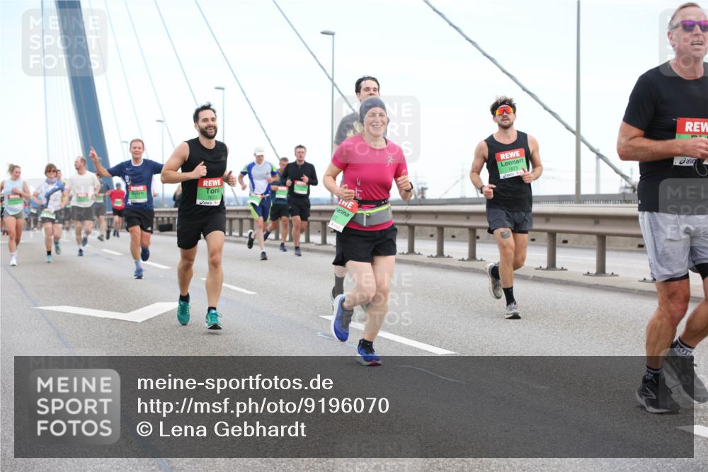 03.10.2025 - Köhlbrandbrückenlauf Lena Gebhardt http://msf.ph/oto/9196070 03.10.2025 15:24:52 Position 1 7673, 7873 meine-sportfotos.de
