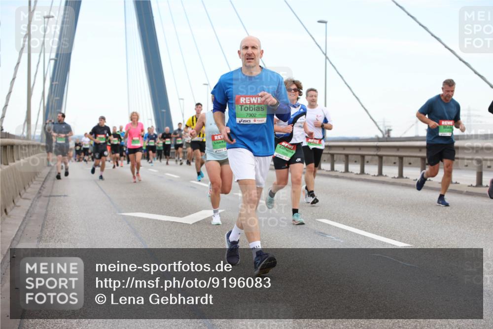 03.10.2025 - Köhlbrandbrückenlauf Lena Gebhardt http://msf.ph/oto/9196083 03.10.2025 15:24:56 Position 1 7056, 7302, 7085 meine-sportfotos.de