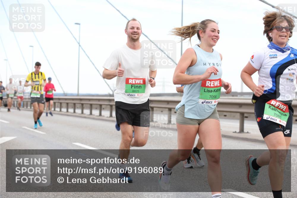 03.10.2025 - Köhlbrandbrückenlauf Lena Gebhardt http://msf.ph/oto/9196089 03.10.2025 15:24:59 Position 1 8825, 7056, 7085 meine-sportfotos.de