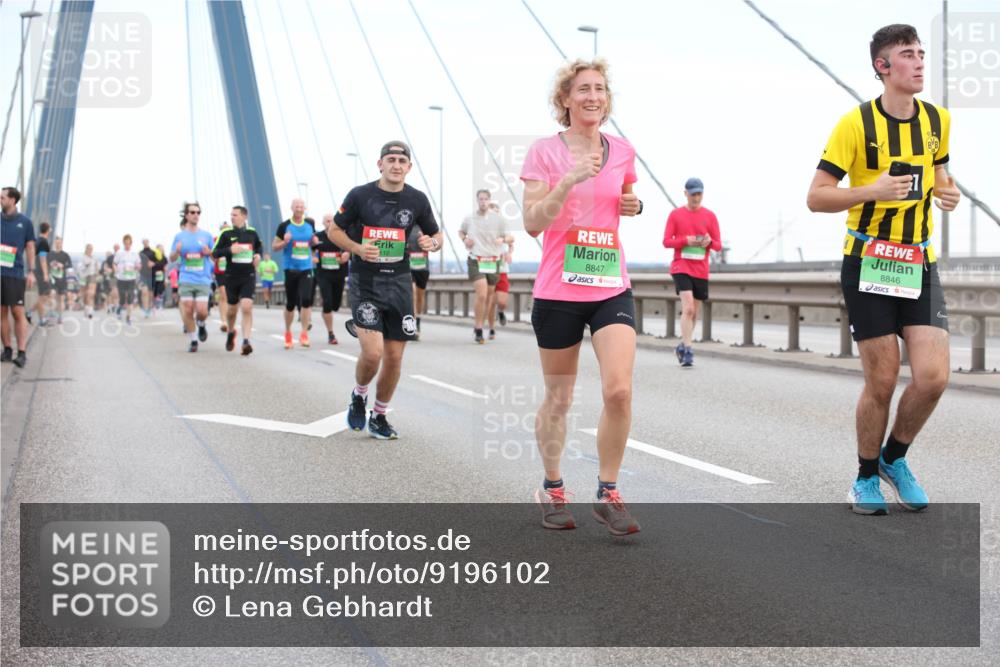03.10.2025 - Köhlbrandbrückenlauf Lena Gebhardt http://msf.ph/oto/9196102 03.10.2025 15:25:02 Position 1 8847, 8846 meine-sportfotos.de