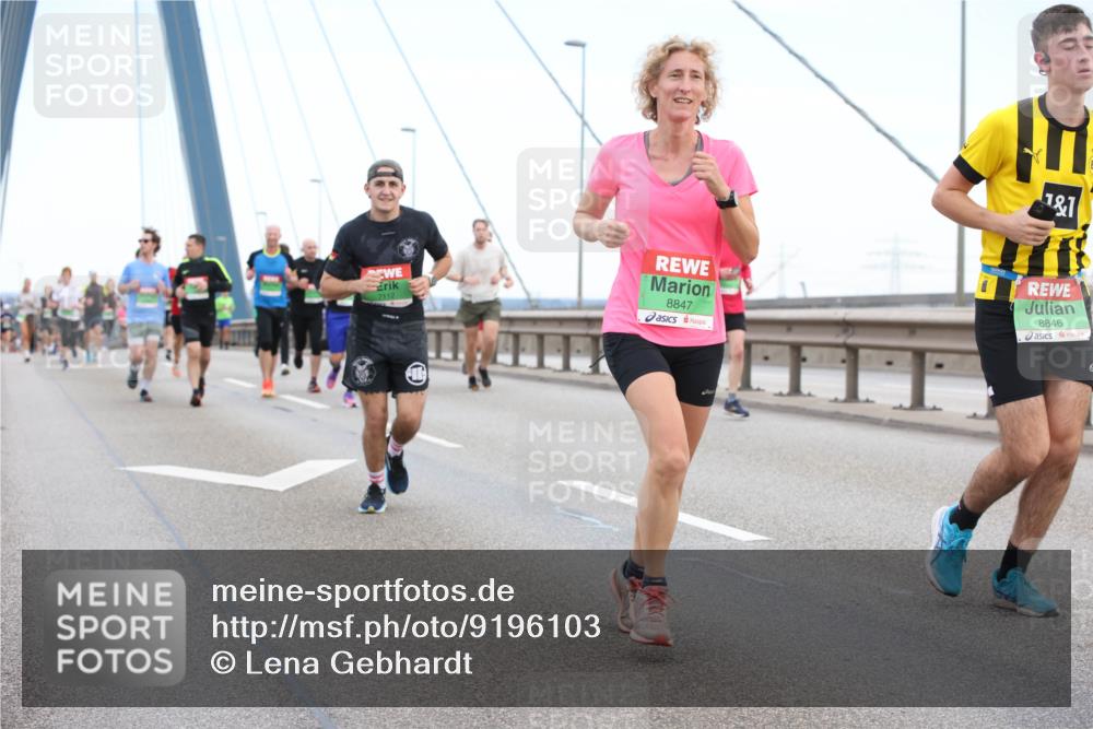 03.10.2025 - Köhlbrandbrückenlauf Lena Gebhardt http://msf.ph/oto/9196103 03.10.2025 15:25:02 Position 1 7112, 1, 1, 8847, 8846 meine-sportfotos.de