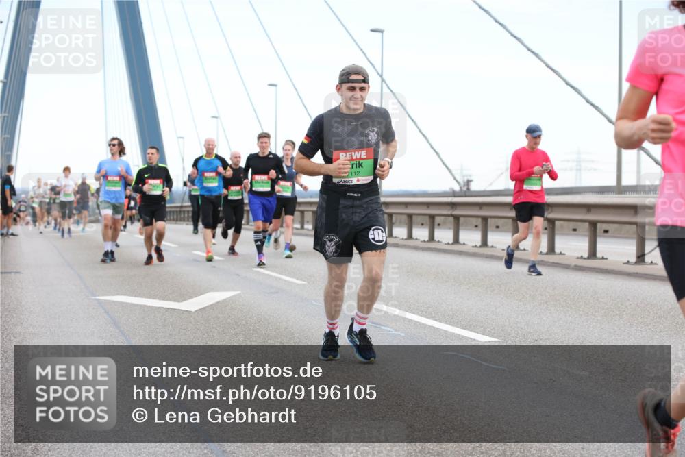 03.10.2025 - Köhlbrandbrückenlauf Lena Gebhardt http://msf.ph/oto/9196105 03.10.2025 15:25:03 Position 1 7112 meine-sportfotos.de