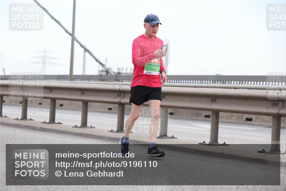03.10.2025 - Köhlbrandbrückenlauf Lena Gebhardt http://msf.ph/oto/9196110 03.10.2025 15:25:05 Position 1 7179 meine-sportfotos.de