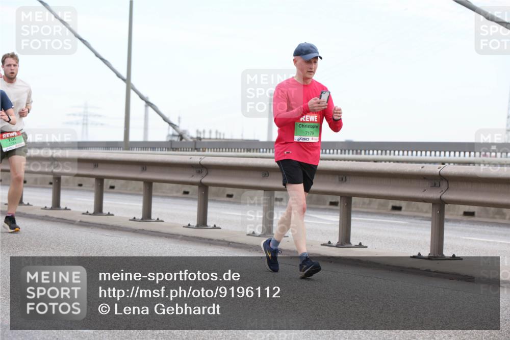 03.10.2025 - Köhlbrandbrückenlauf Lena Gebhardt http://msf.ph/oto/9196112 03.10.2025 15:25:05 Position 1 7174, 7179 meine-sportfotos.de