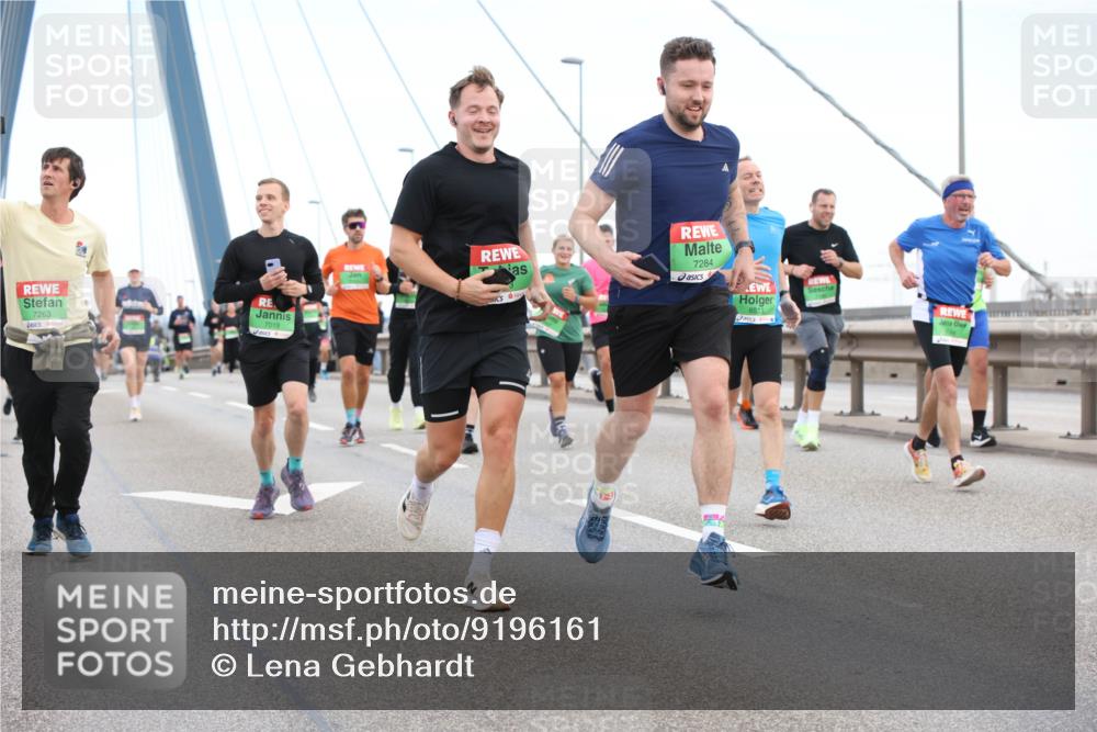 03.10.2025 - Köhlbrandbrückenlauf Lena Gebhardt http://msf.ph/oto/9196161 03.10.2025 15:25:20 Position 1 7263, 7019, 7284 meine-sportfotos.de