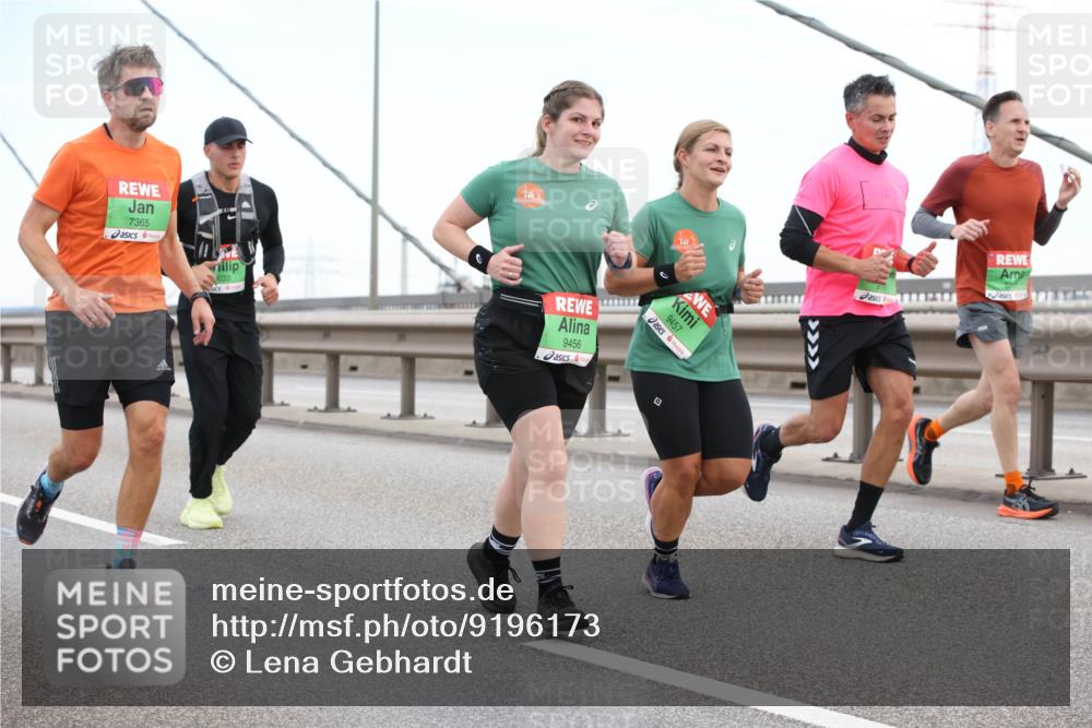 03.10.2025 - Köhlbrandbrückenlauf Lena Gebhardt http://msf.ph/oto/9196173 03.10.2025 15:25:23 Position 1 7365, 633, 9456, 9457 meine-sportfotos.de