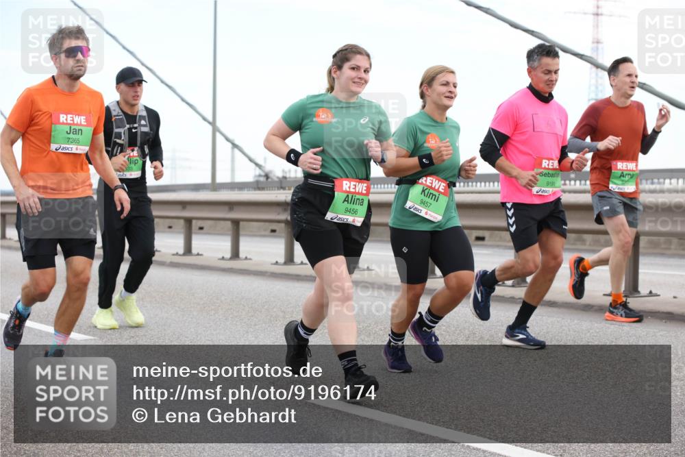 03.10.2025 - Köhlbrandbrückenlauf Lena Gebhardt http://msf.ph/oto/9196174 03.10.2025 15:25:23 Position 1 7365, 9456, 9457, 9191 meine-sportfotos.de