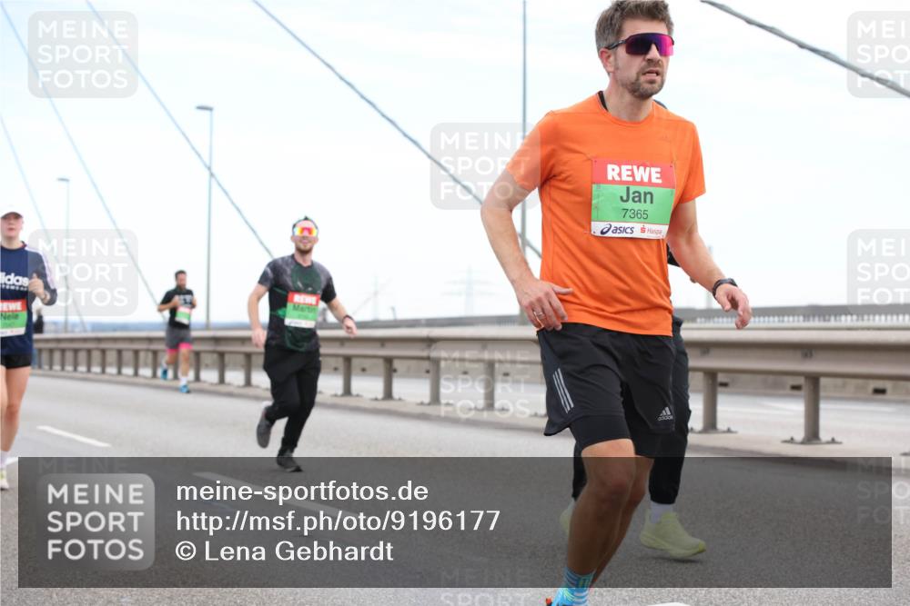 03.10.2025 - Köhlbrandbrückenlauf Lena Gebhardt http://msf.ph/oto/9196177 03.10.2025 15:25:24 Position 1 7365 meine-sportfotos.de