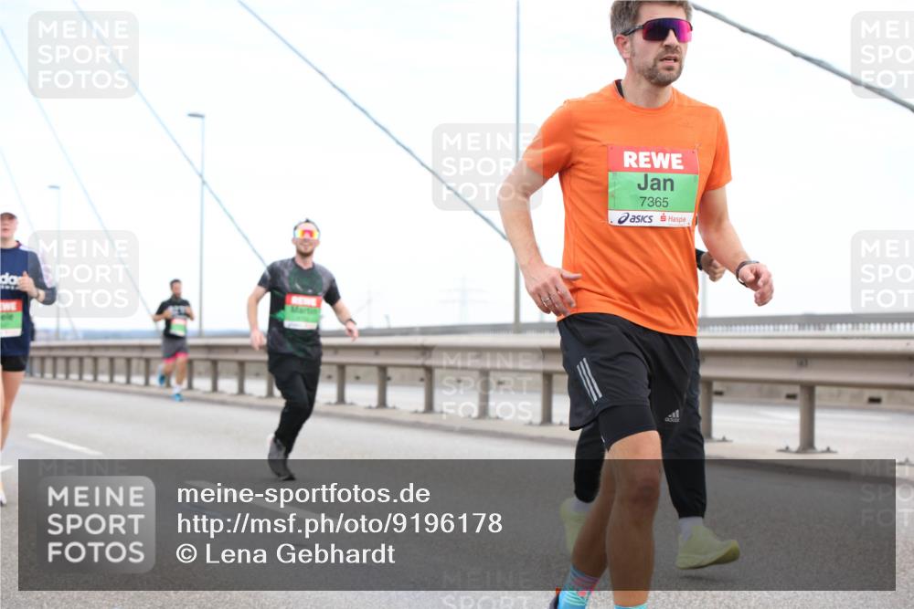 03.10.2025 - Köhlbrandbrückenlauf Lena Gebhardt http://msf.ph/oto/9196178 03.10.2025 15:25:24 Position 1 7365 meine-sportfotos.de