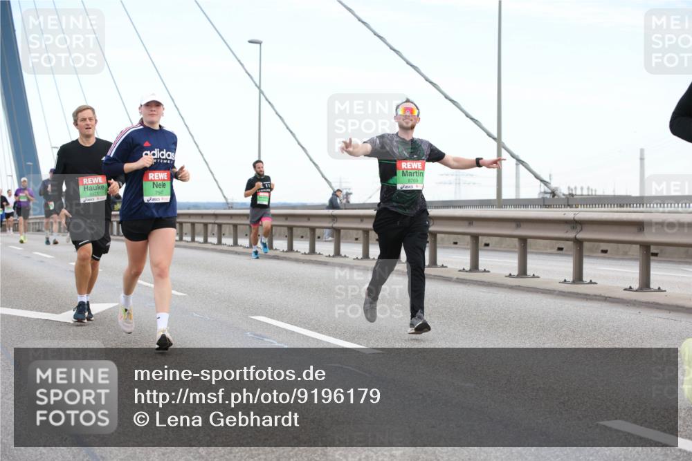 03.10.2025 - Köhlbrandbrückenlauf Lena Gebhardt http://msf.ph/oto/9196179 03.10.2025 15:25:25 Position 1 11, 8925, 7547, 8769 meine-sportfotos.de