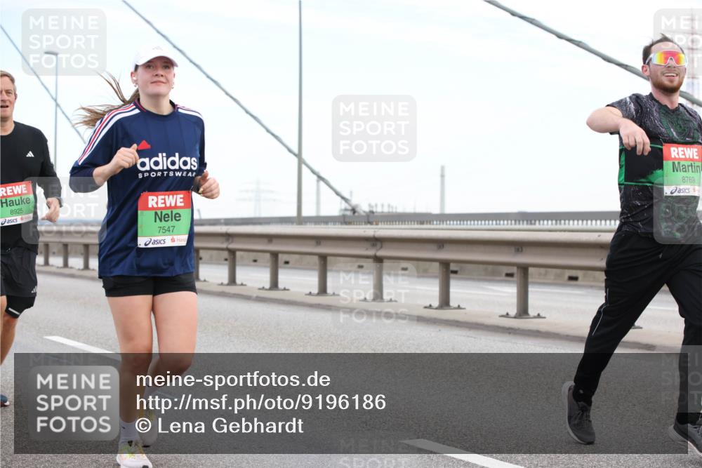 03.10.2025 - Köhlbrandbrückenlauf Lena Gebhardt http://msf.ph/oto/9196186 03.10.2025 15:25:26 Position 1 8925, 7547, 8769 meine-sportfotos.de