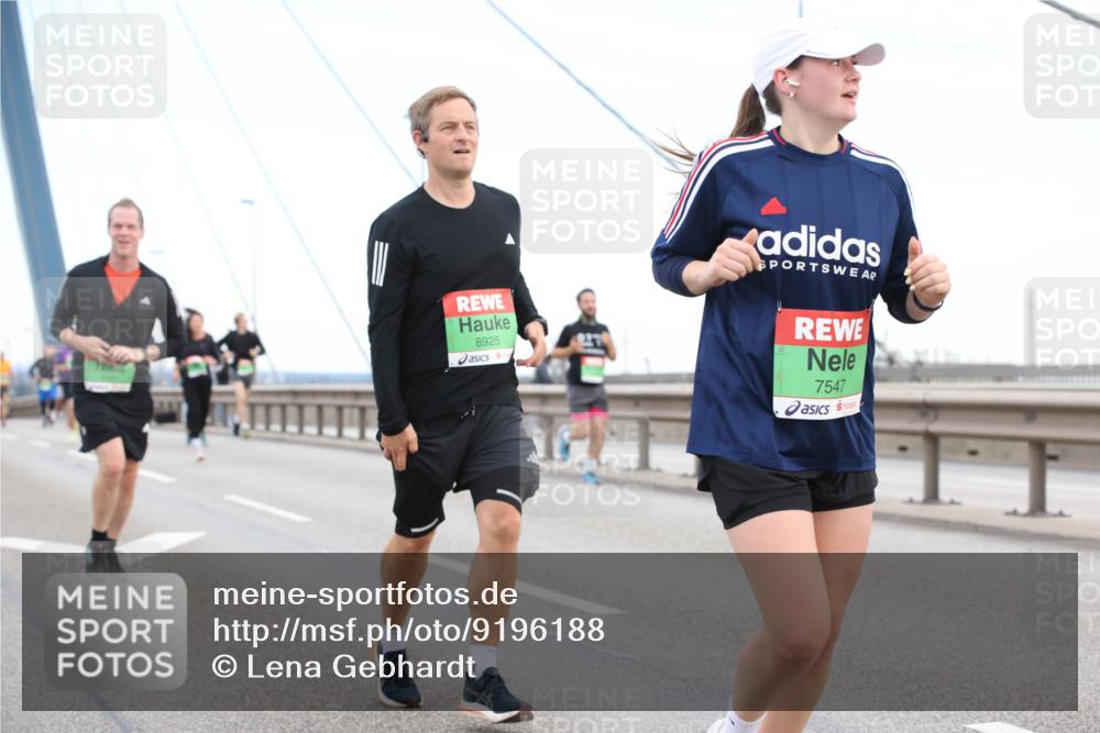 03.10.2025 - Köhlbrandbrückenlauf Lena Gebhardt http://msf.ph/oto/9196188 03.10.2025 15:25:26 Position 1 8925, 7547 meine-sportfotos.de