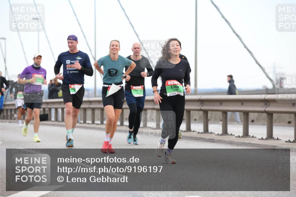 03.10.2025 - Köhlbrandbrückenlauf Lena Gebhardt http://msf.ph/oto/9196197 03.10.2025 15:25:29 Position 1 7071 meine-sportfotos.de