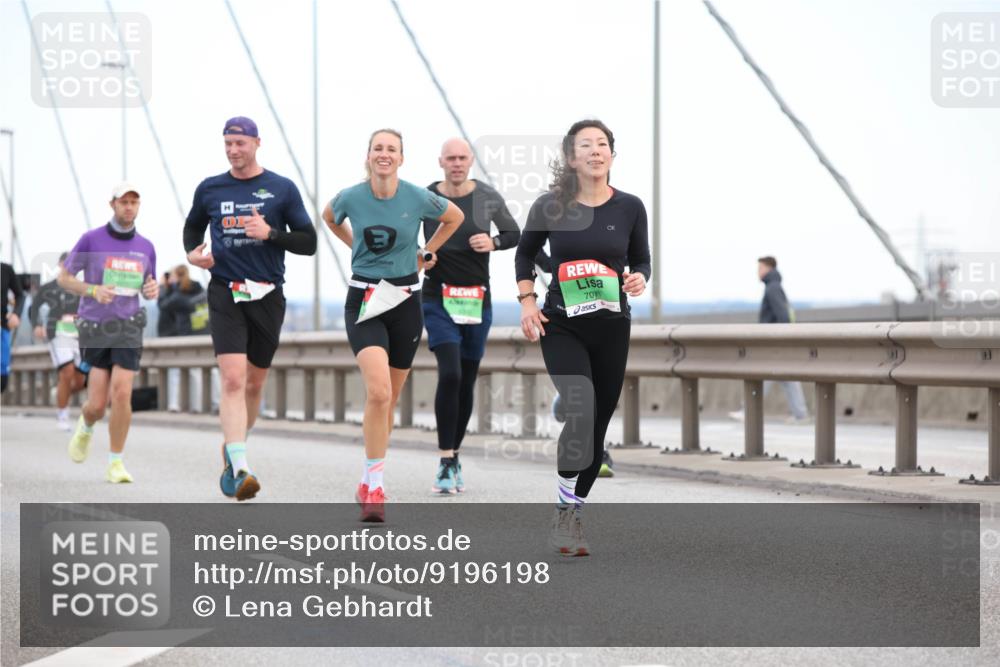 03.10.2025 - Köhlbrandbrückenlauf Lena Gebhardt http://msf.ph/oto/9196198 03.10.2025 15:25:29 Position 1 7071 meine-sportfotos.de