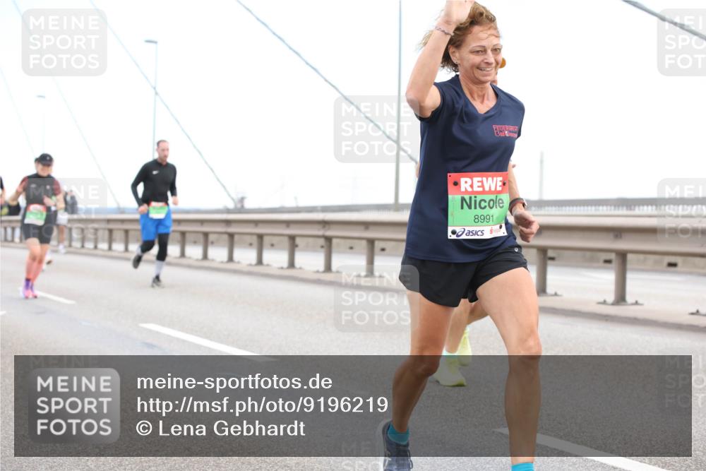 03.10.2025 - Köhlbrandbrückenlauf Lena Gebhardt http://msf.ph/oto/9196219 03.10.2025 15:25:35 Position 1 8991 meine-sportfotos.de