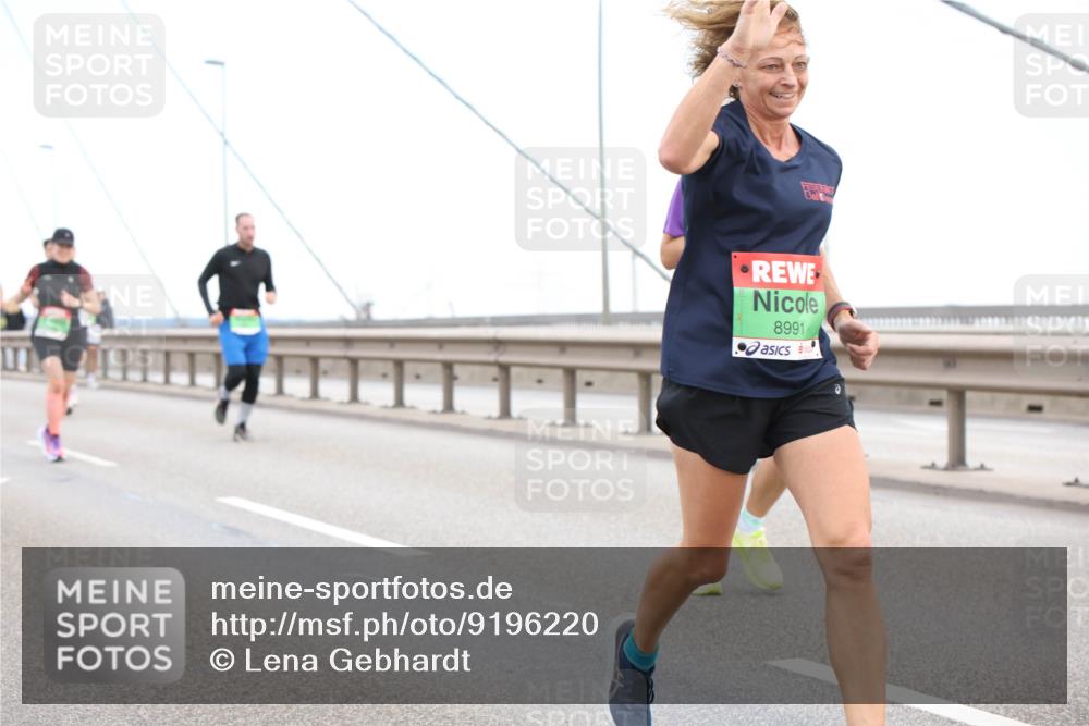 03.10.2025 - Köhlbrandbrückenlauf Lena Gebhardt http://msf.ph/oto/9196220 03.10.2025 15:25:35 Position 1 8991 meine-sportfotos.de