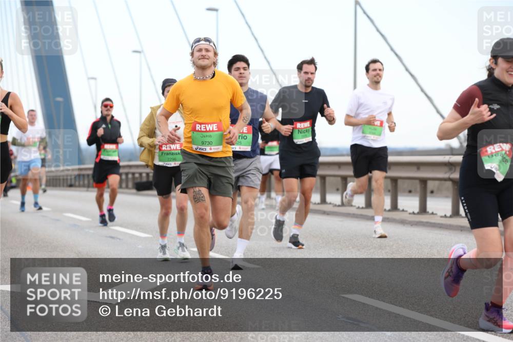 03.10.2025 - Köhlbrandbrückenlauf Lena Gebhardt http://msf.ph/oto/9196225 03.10.2025 15:25:37 Position 1 9730, 25, 7296 meine-sportfotos.de