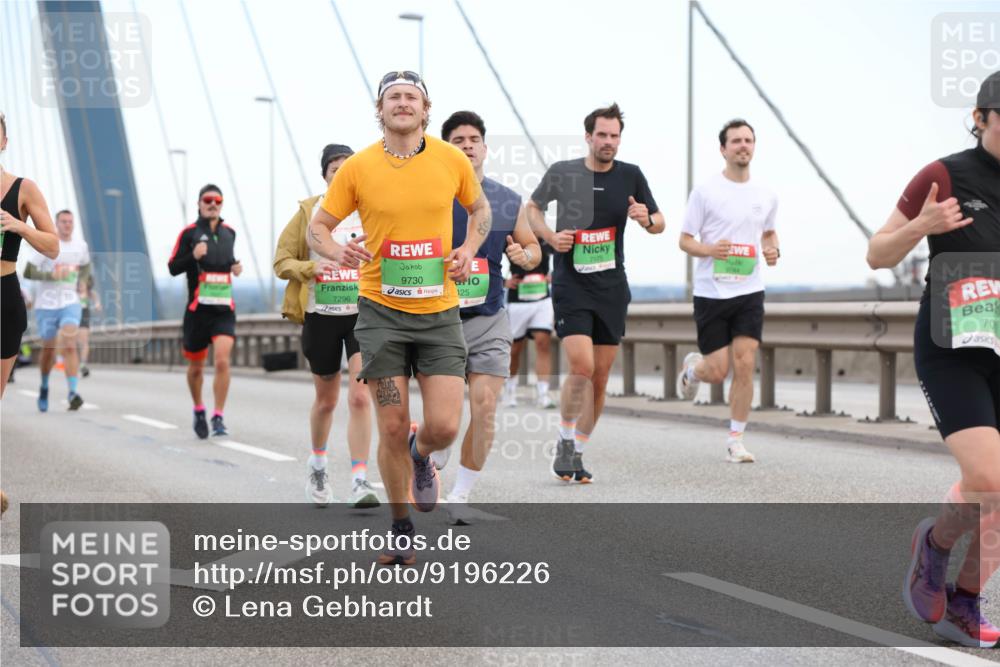 03.10.2025 - Köhlbrandbrückenlauf Lena Gebhardt http://msf.ph/oto/9196226 03.10.2025 15:25:37 Position 1 9730, 125, 7296, 70 meine-sportfotos.de