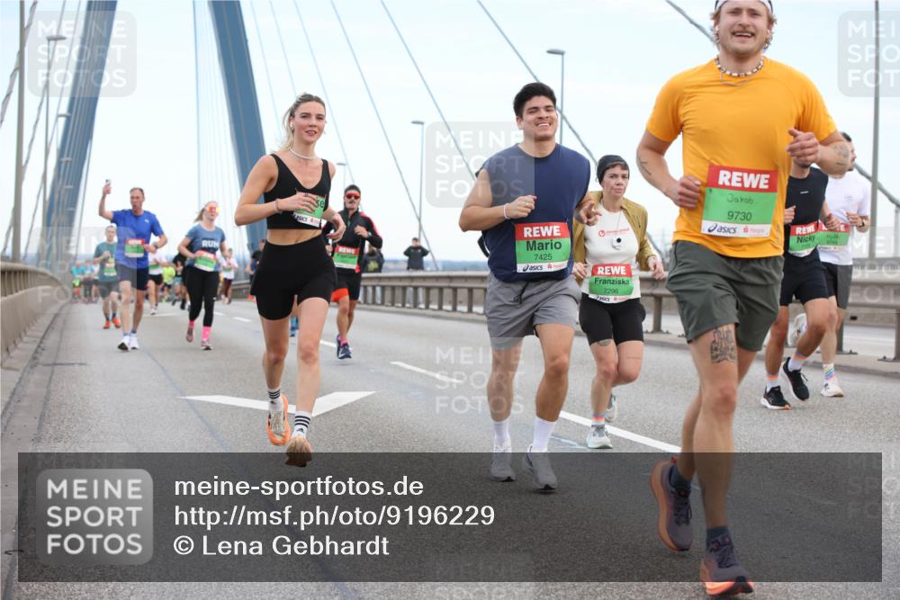 03.10.2025 - Köhlbrandbrückenlauf Lena Gebhardt http://msf.ph/oto/9196229 03.10.2025 15:25:39 Position 1 9730, 9744, 7425, 7296 meine-sportfotos.de