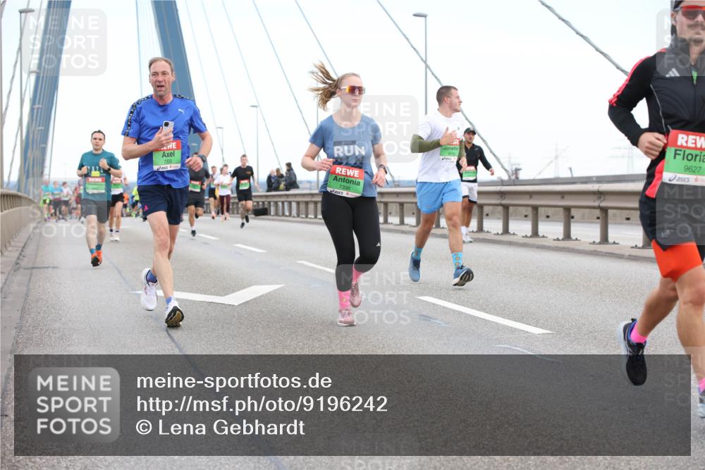 03.10.2025 - Köhlbrandbrückenlauf Lena Gebhardt http://msf.ph/oto/9196242 03.10.2025 15:25:43 Position 1 7333, 2024, 7336, 9102, 9627 meine-sportfotos.de
