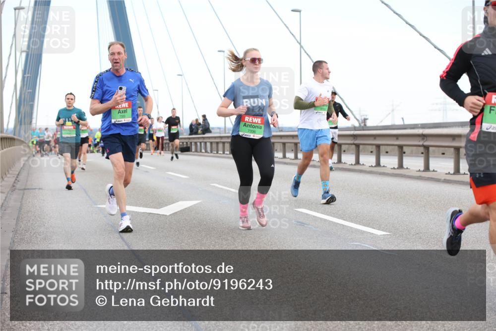 03.10.2025 - Köhlbrandbrückenlauf Lena Gebhardt http://msf.ph/oto/9196243 03.10.2025 15:25:43 Position 1 7333, 7336, 9102 meine-sportfotos.de