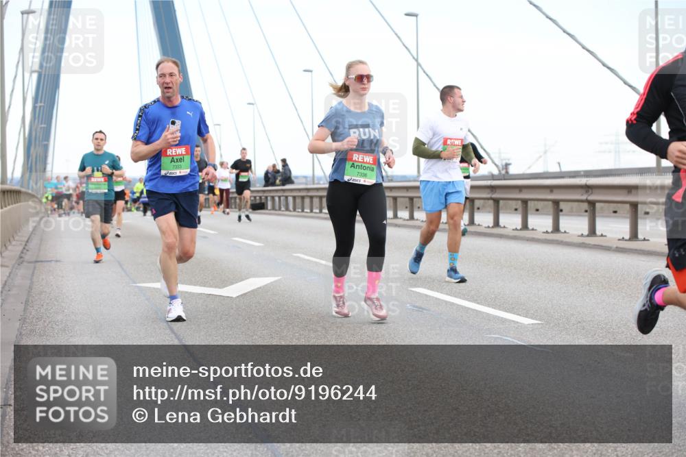 03.10.2025 - Köhlbrandbrückenlauf Lena Gebhardt http://msf.ph/oto/9196244 03.10.2025 15:25:43 Position 1 7333, 7336 meine-sportfotos.de